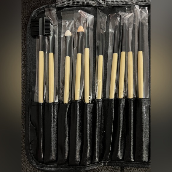24 piece make up brush set with brush holder - Picture 2 of 6